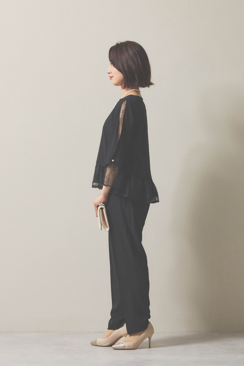 ブラックのペプラムレースパンツドレス