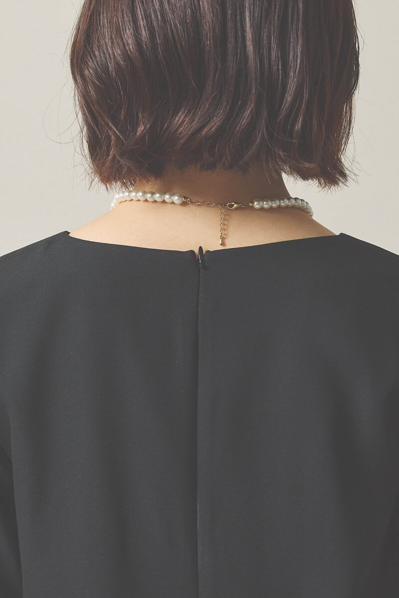 ブラックのペプラムレースパンツドレス