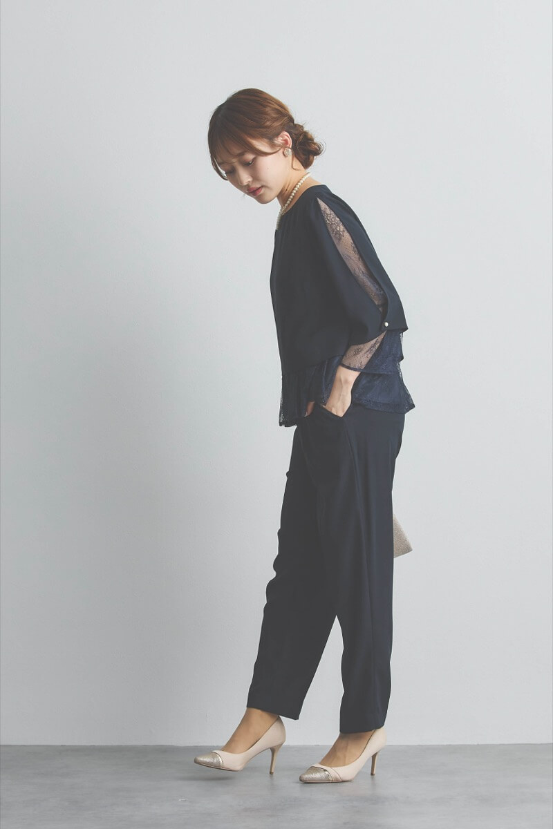 ネイビーのペプラムレースパンツドレス