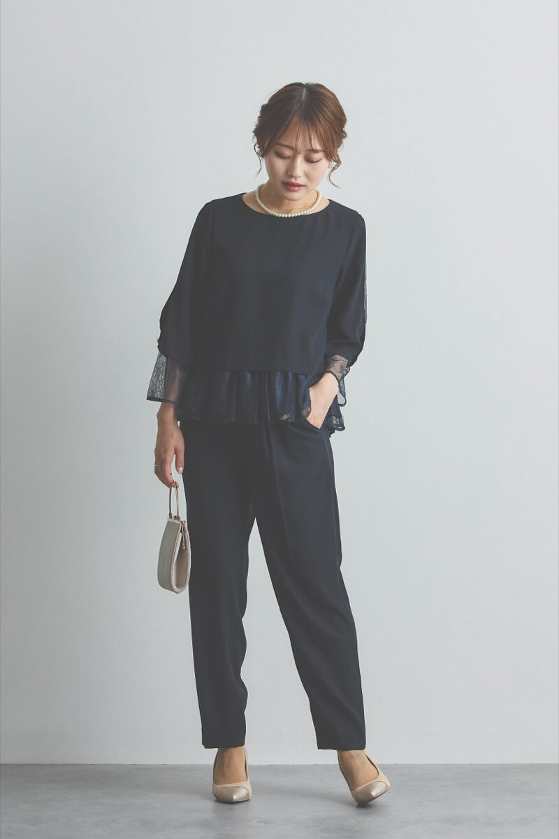 ネイビーのペプラムレースパンツドレス