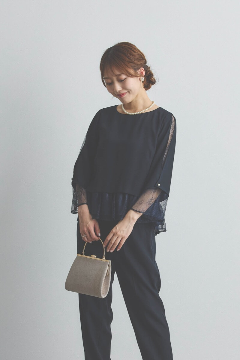 ネイビーのペプラムレースパンツドレス