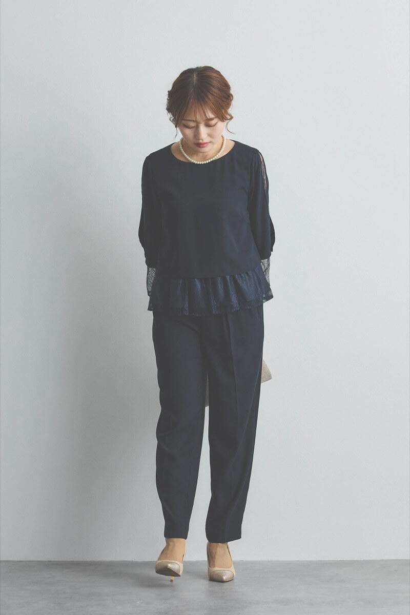 ネイビーのペプラムレースパンツドレス