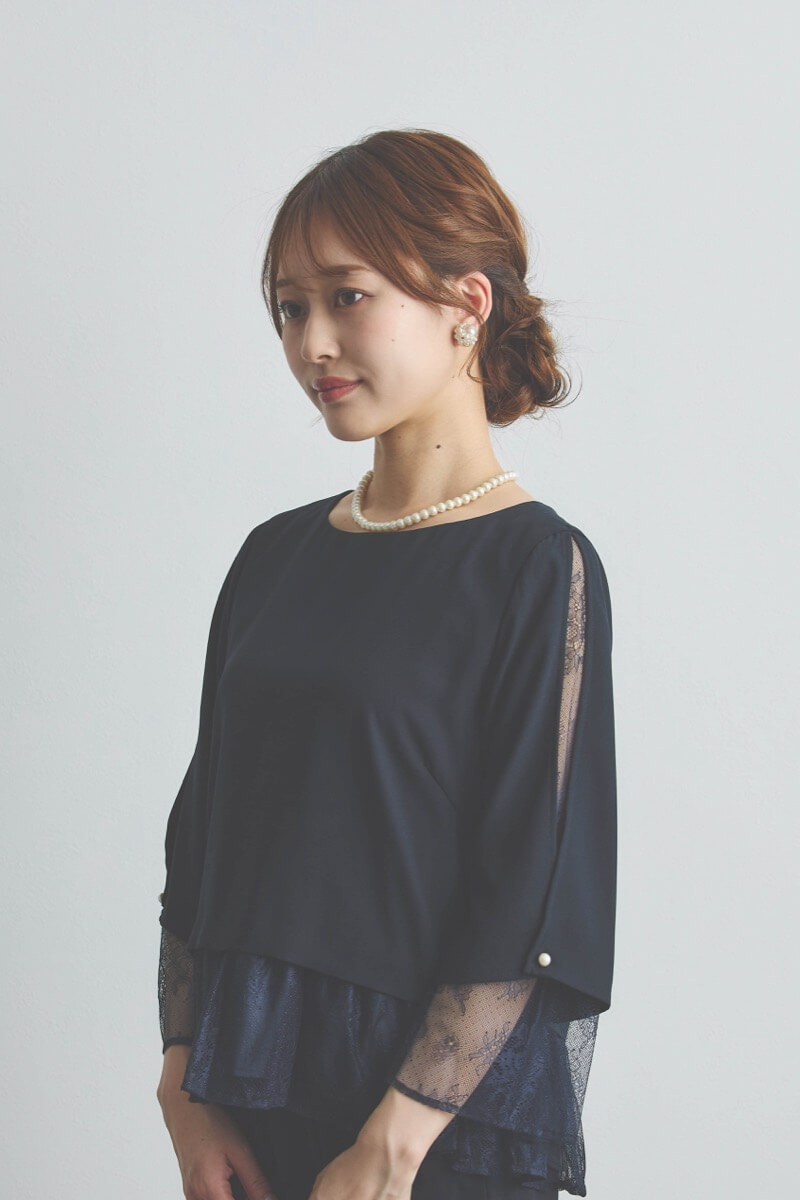 ネイビーのペプラムレースパンツドレス