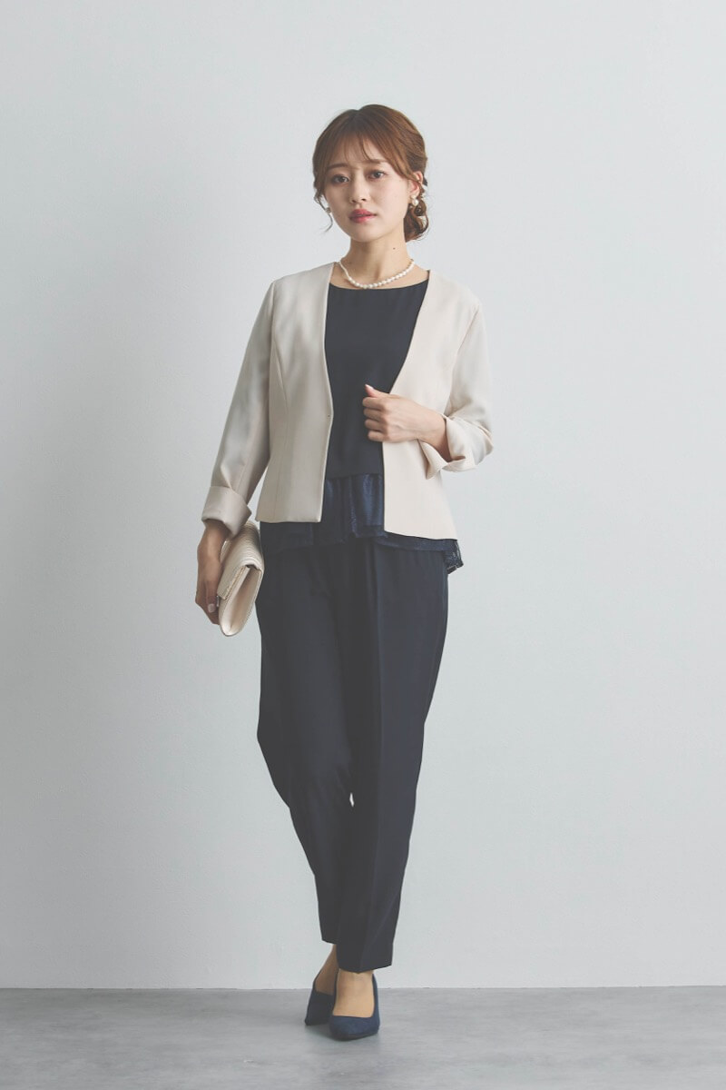 ネイビーのペプラムレースパンツドレス