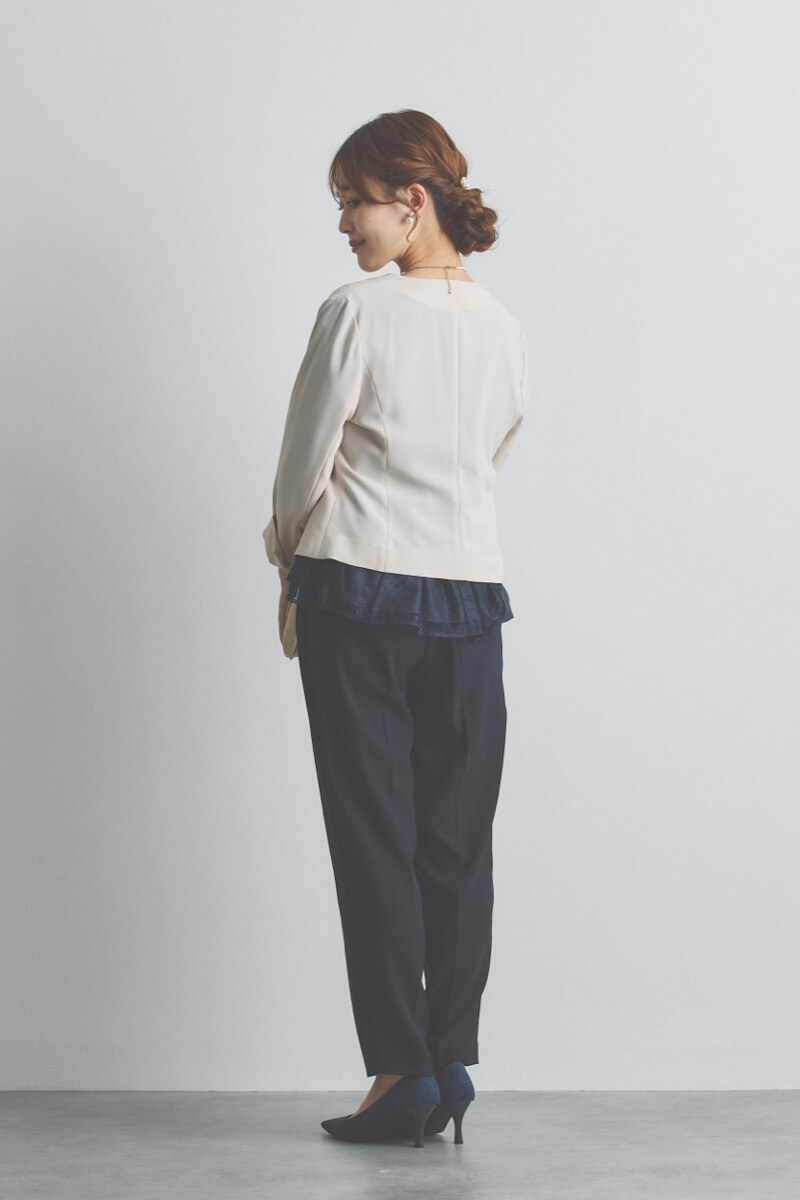 ネイビーのペプラムレースパンツドレス