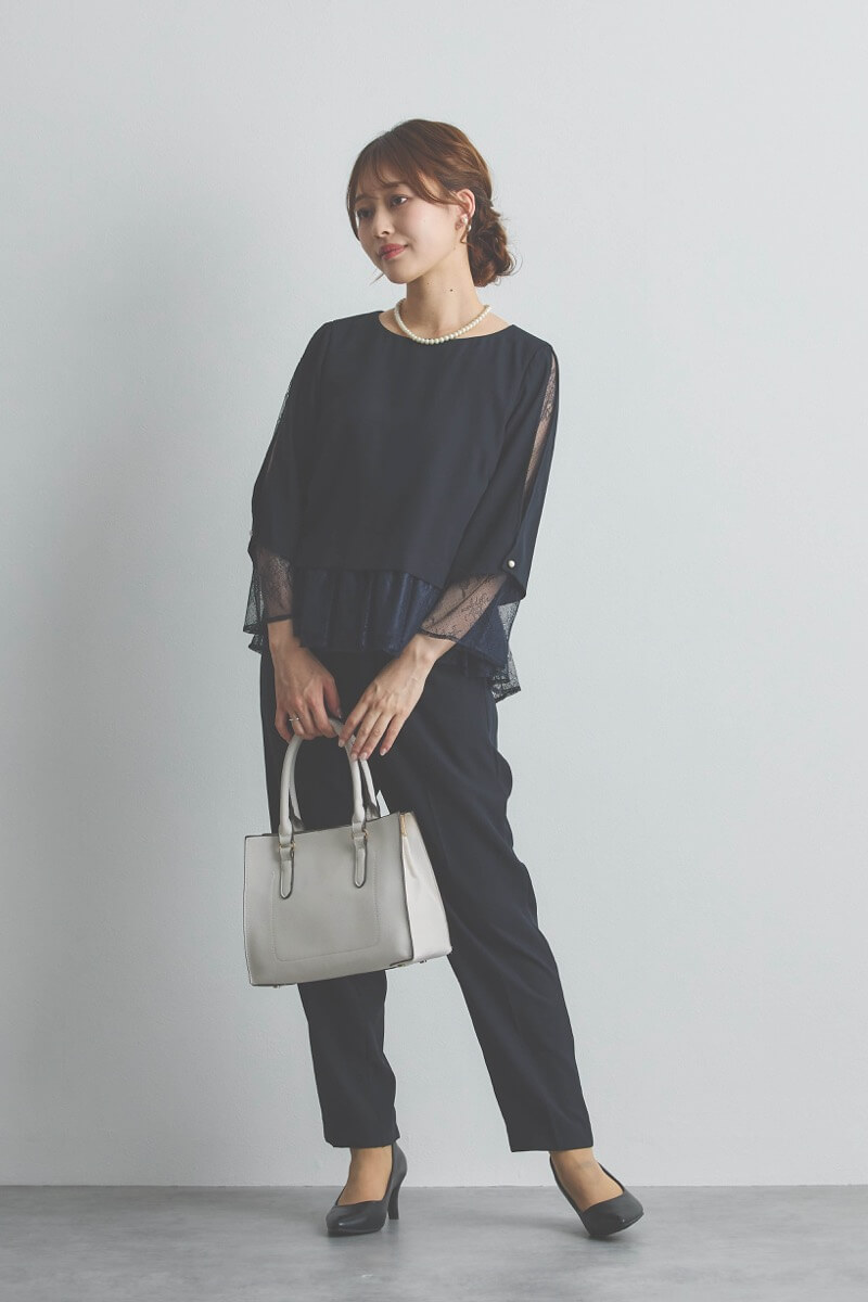 ネイビーのペプラムレースパンツドレス