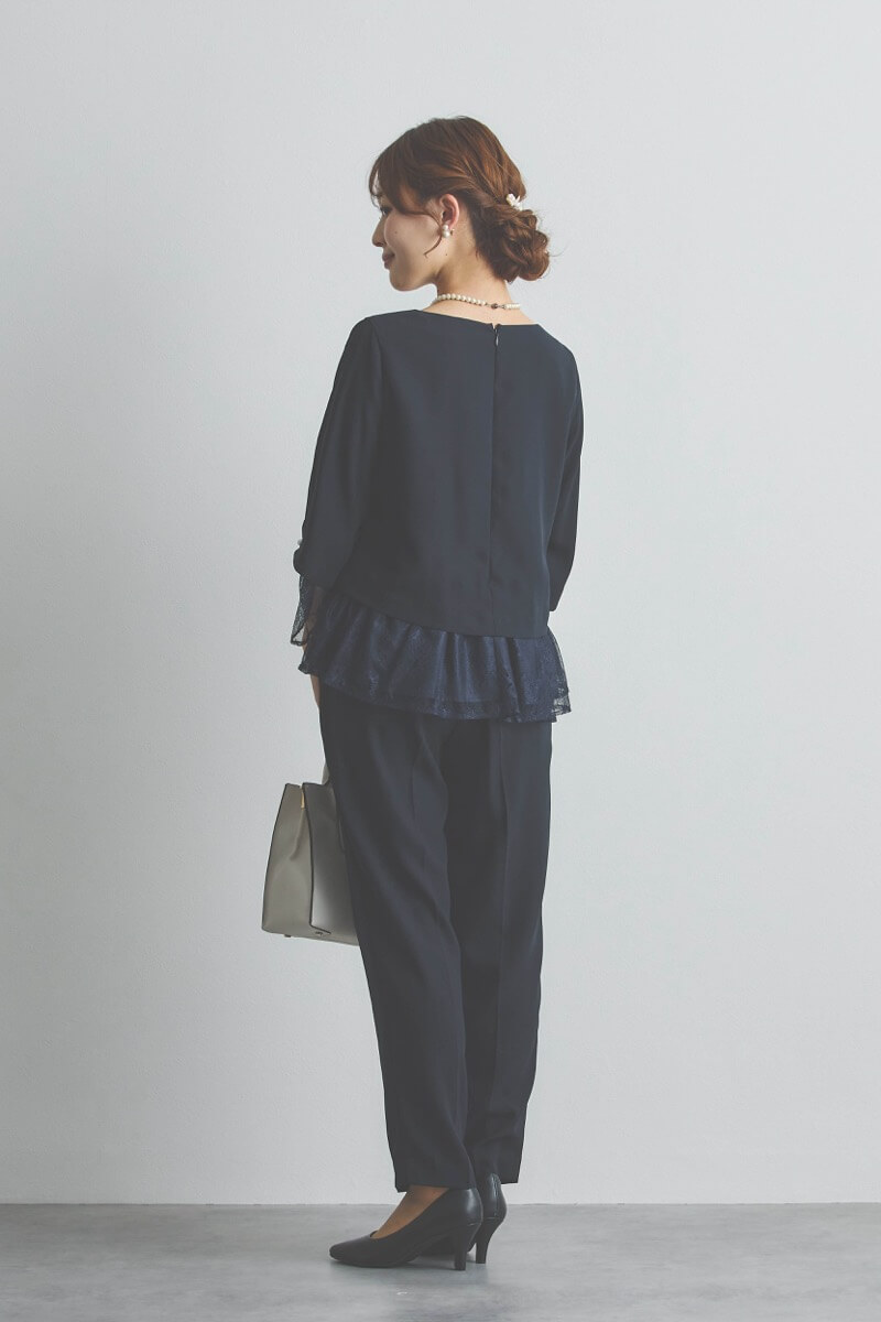 ネイビーのペプラムレースパンツドレス