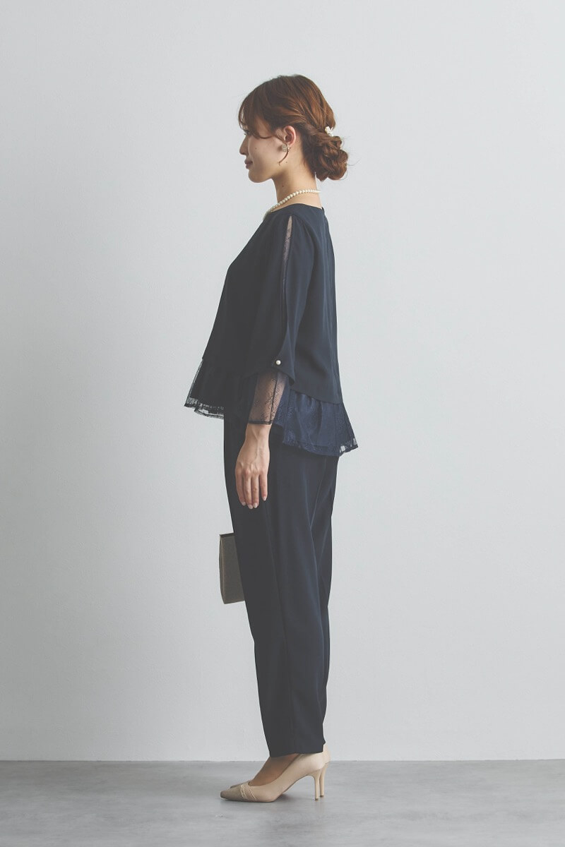 ネイビーのペプラムレースパンツドレス