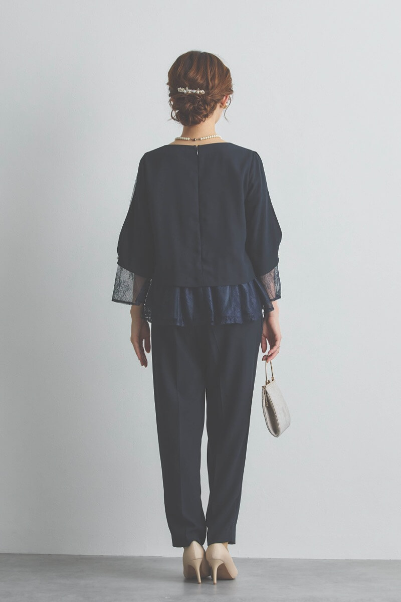 ネイビーのペプラムレースパンツドレス