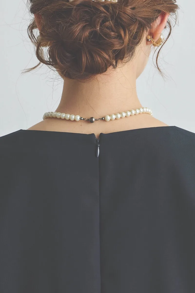 ネイビーのペプラムレースパンツドレス