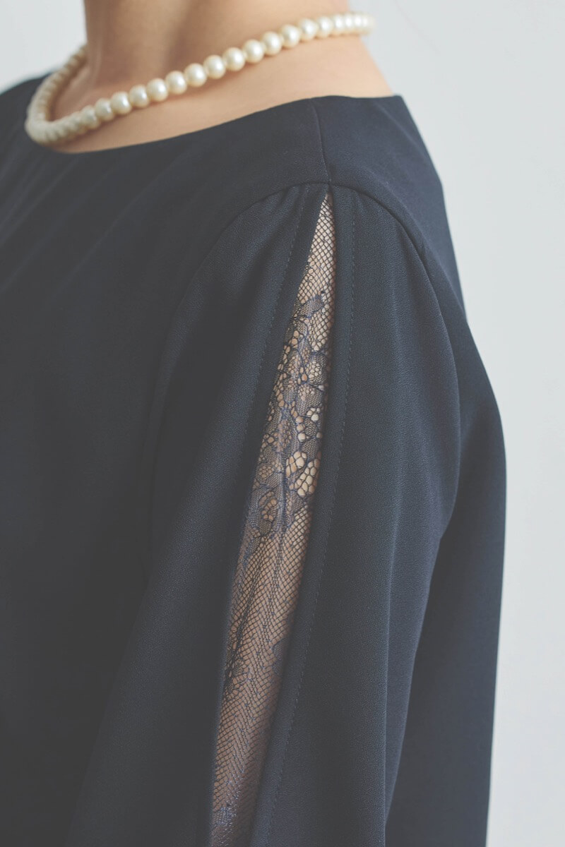 ネイビーのペプラムレースパンツドレス