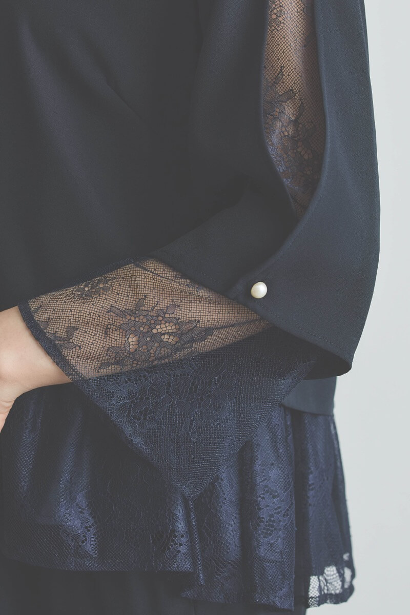 ネイビーのペプラムレースパンツドレス