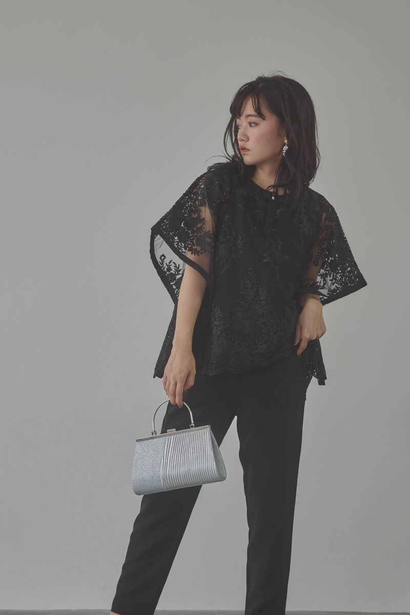 ブラックのバタフライスリーブパンツドレス