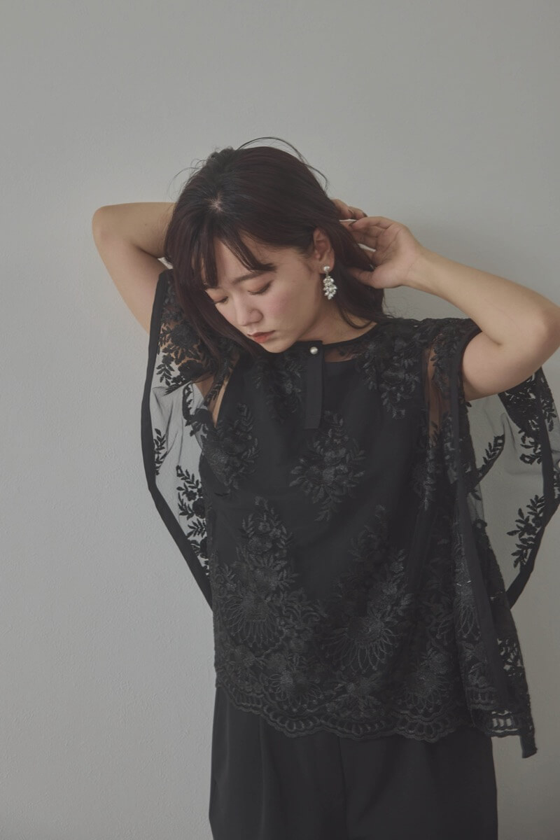 ブラックのバタフライスリーブパンツドレス