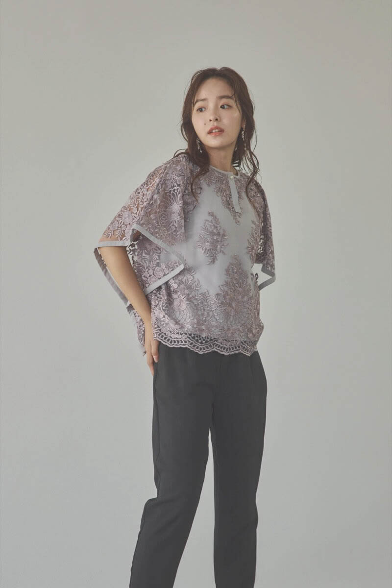 グレージュのバタフライスリーブパンツドレス