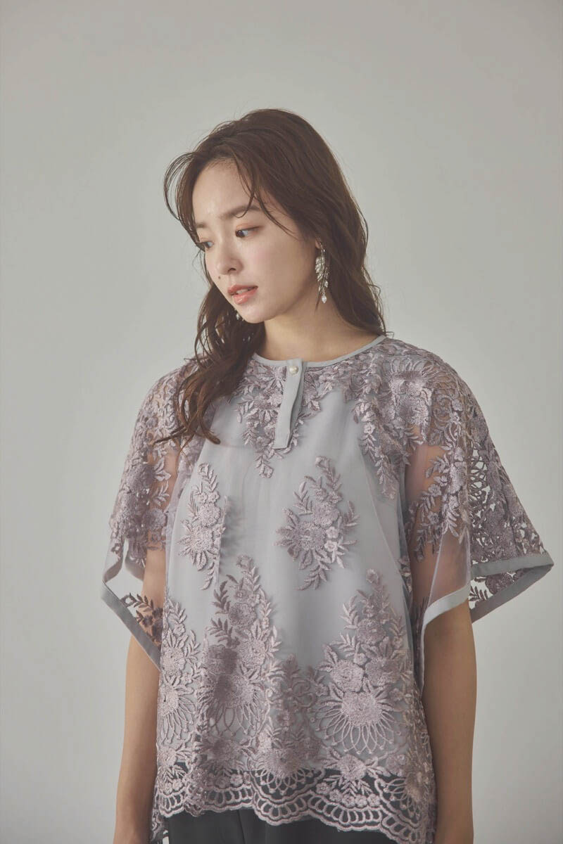 グレージュのバタフライスリーブパンツドレス