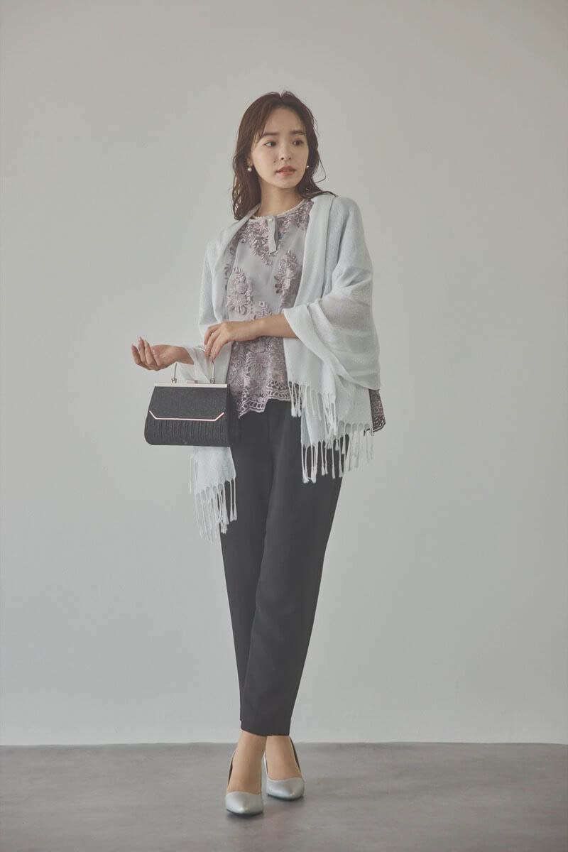 グレージュのバタフライスリーブパンツドレス