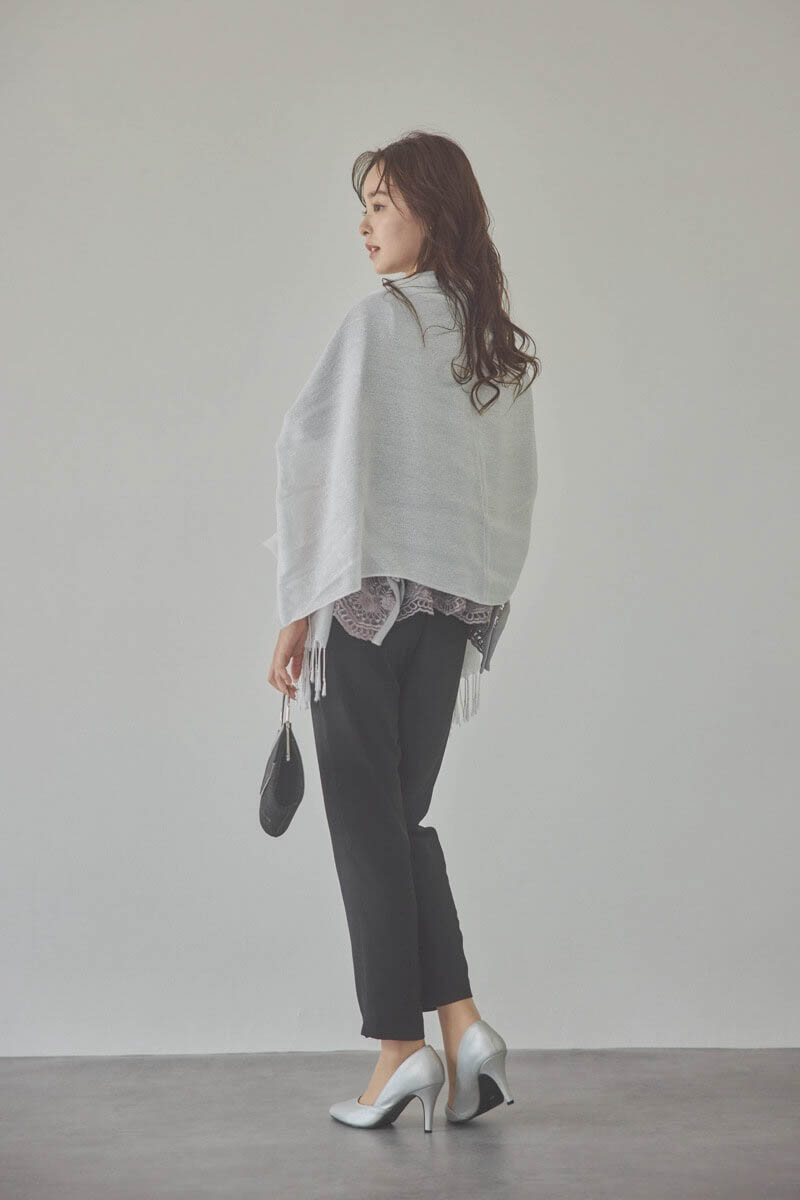 グレージュのバタフライスリーブパンツドレス