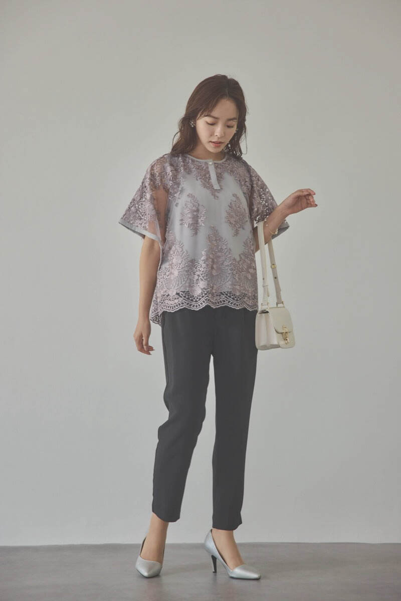 グレージュのバタフライスリーブパンツドレス