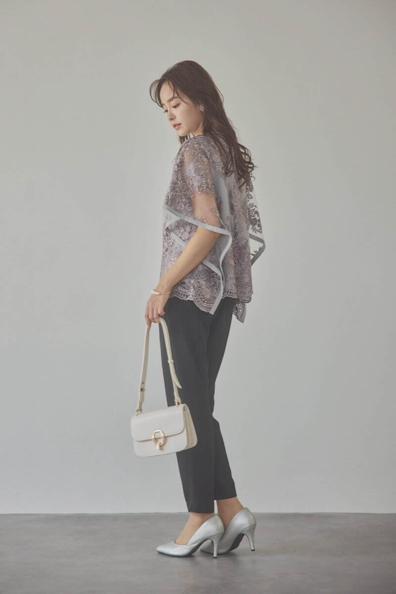 グレージュのバタフライスリーブパンツドレス