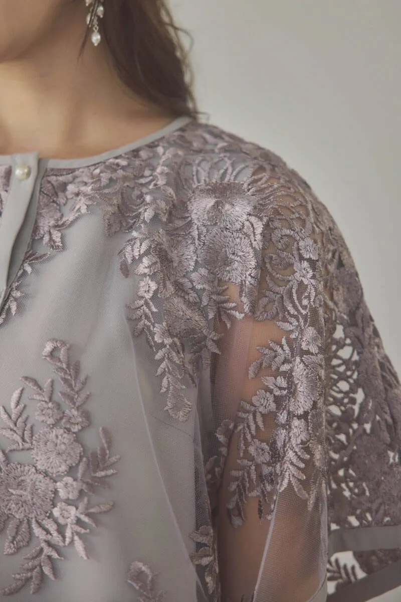 グレージュのバタフライスリーブパンツドレス