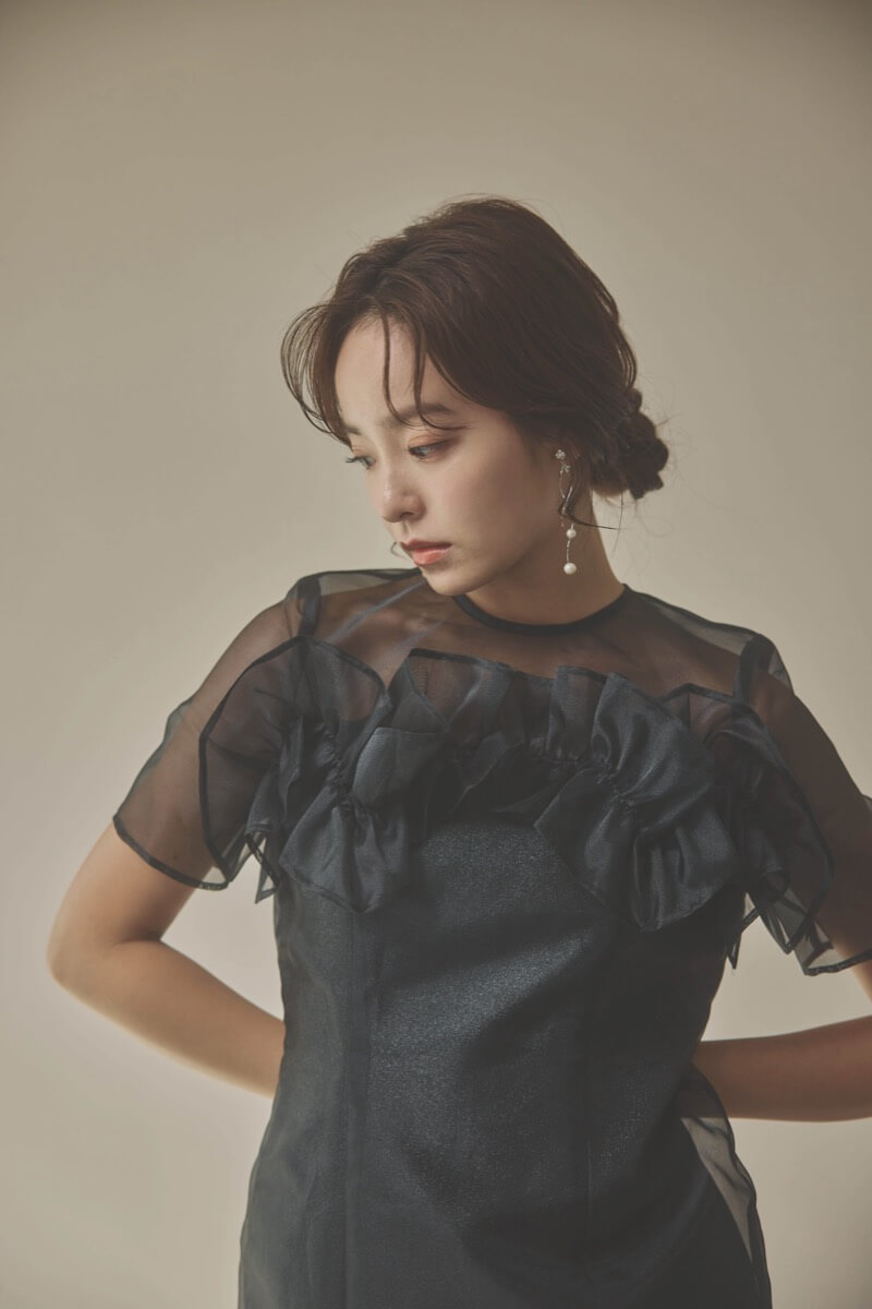 ブラックのオーガンジーフラワーモチーフドレス