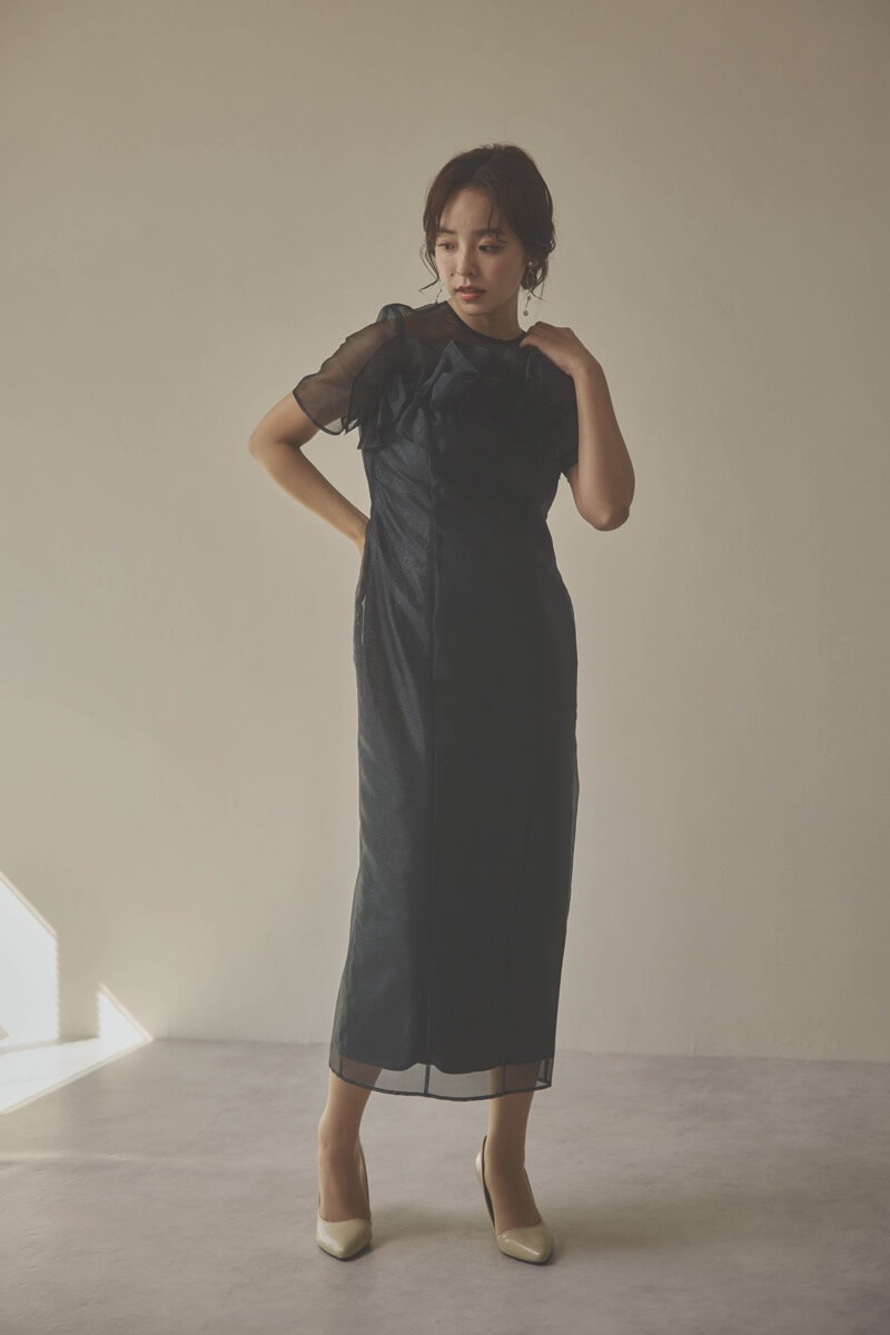 ブラックのオーガンジーフラワーモチーフドレス