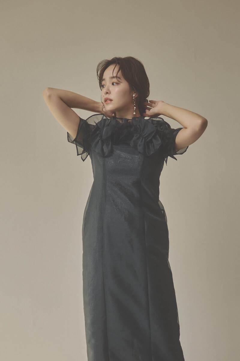 ブラックのオーガンジーフラワーモチーフドレス