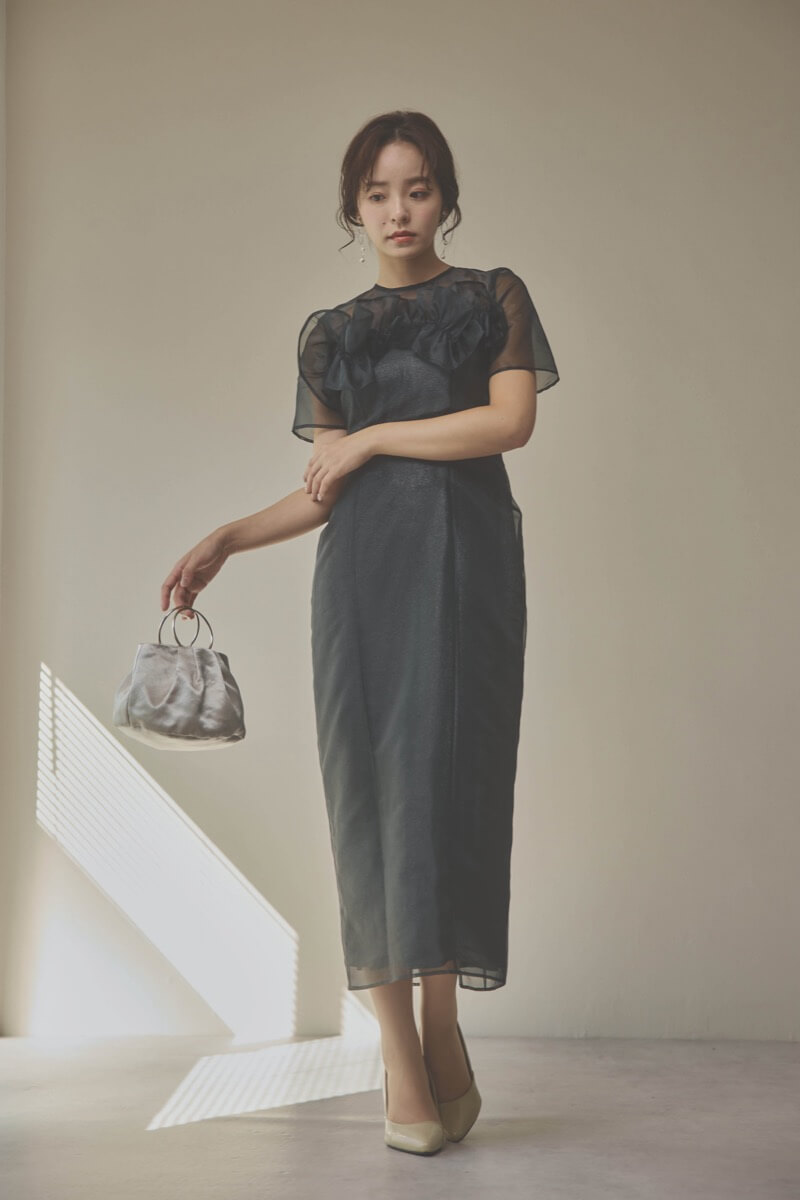 ブラックのオーガンジーフラワーモチーフドレス