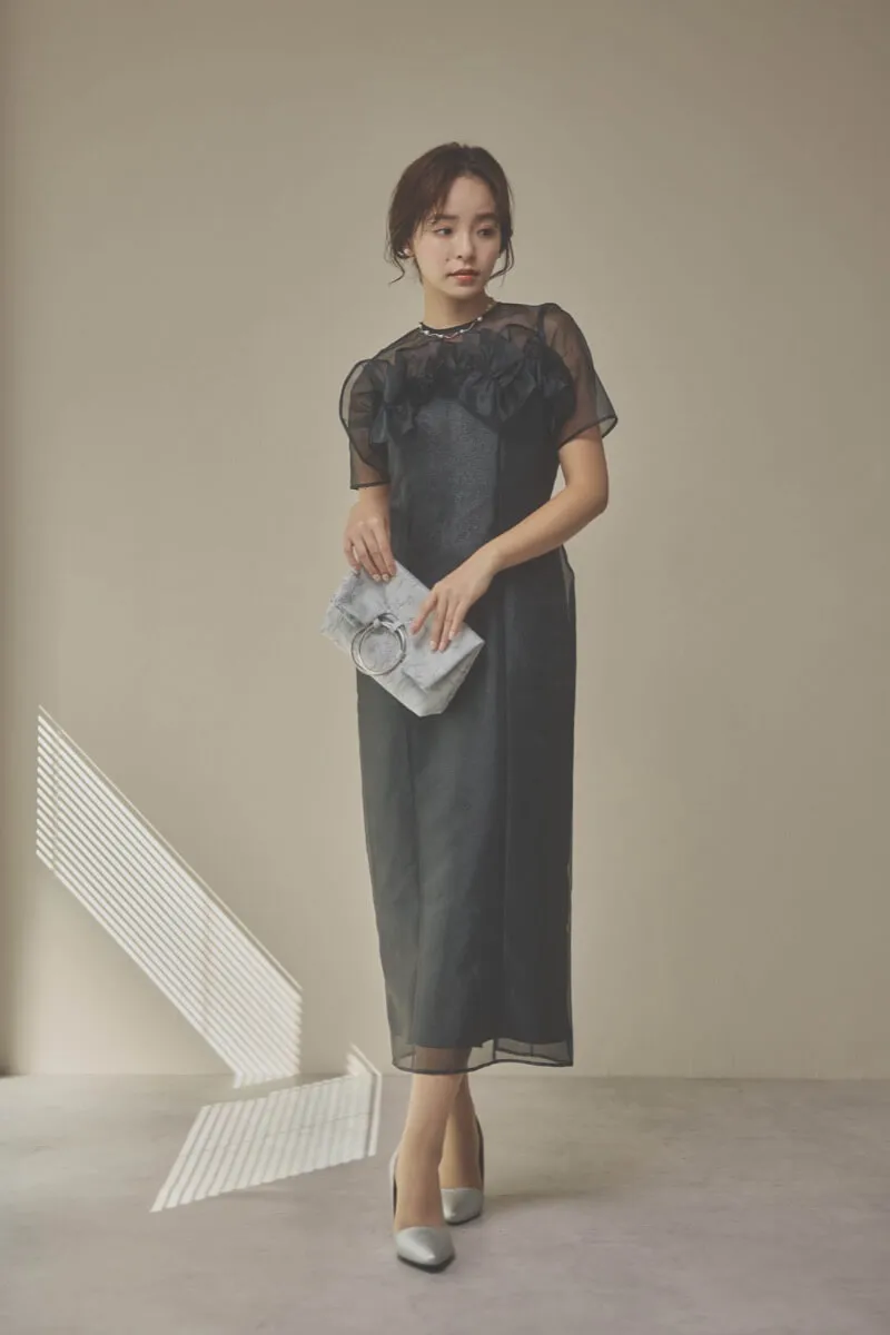 ブラックのオーガンジーフラワーモチーフドレス