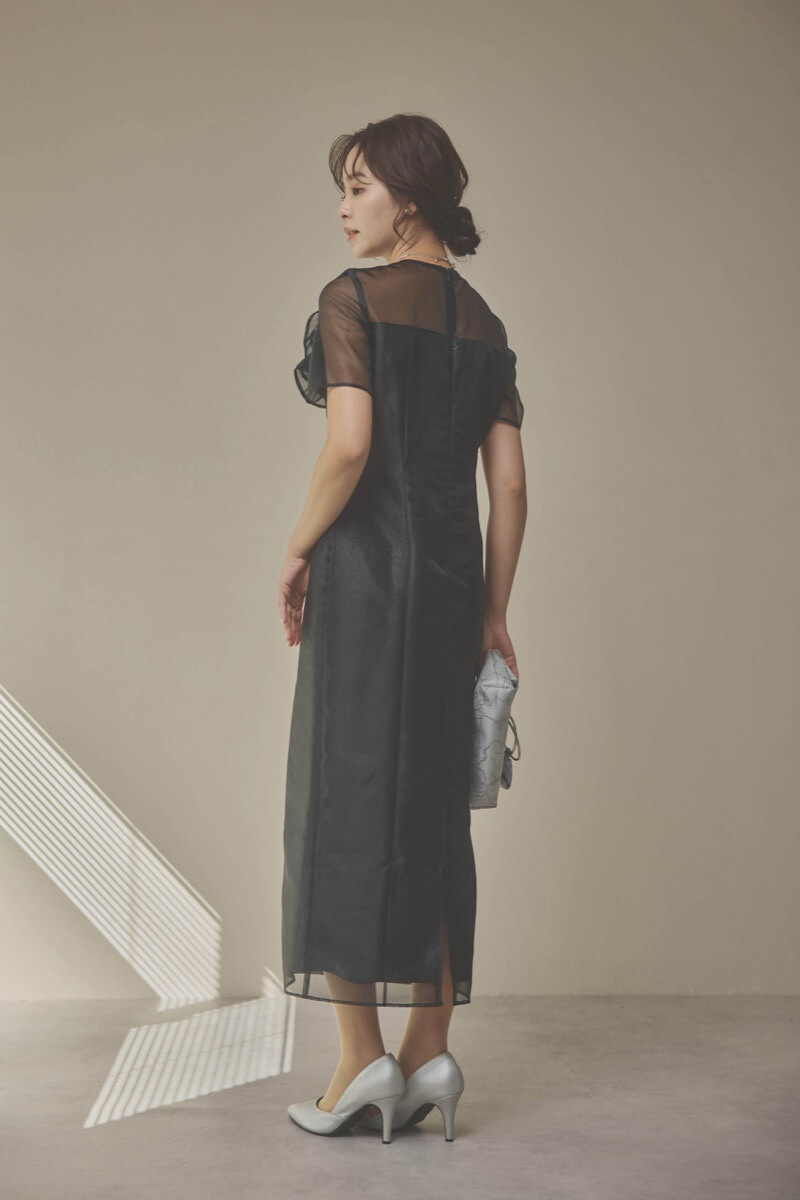 ブラックのオーガンジーフラワーモチーフドレス