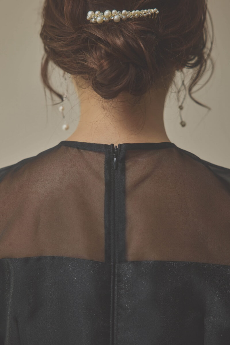 ブラックのオーガンジーフラワーモチーフドレス