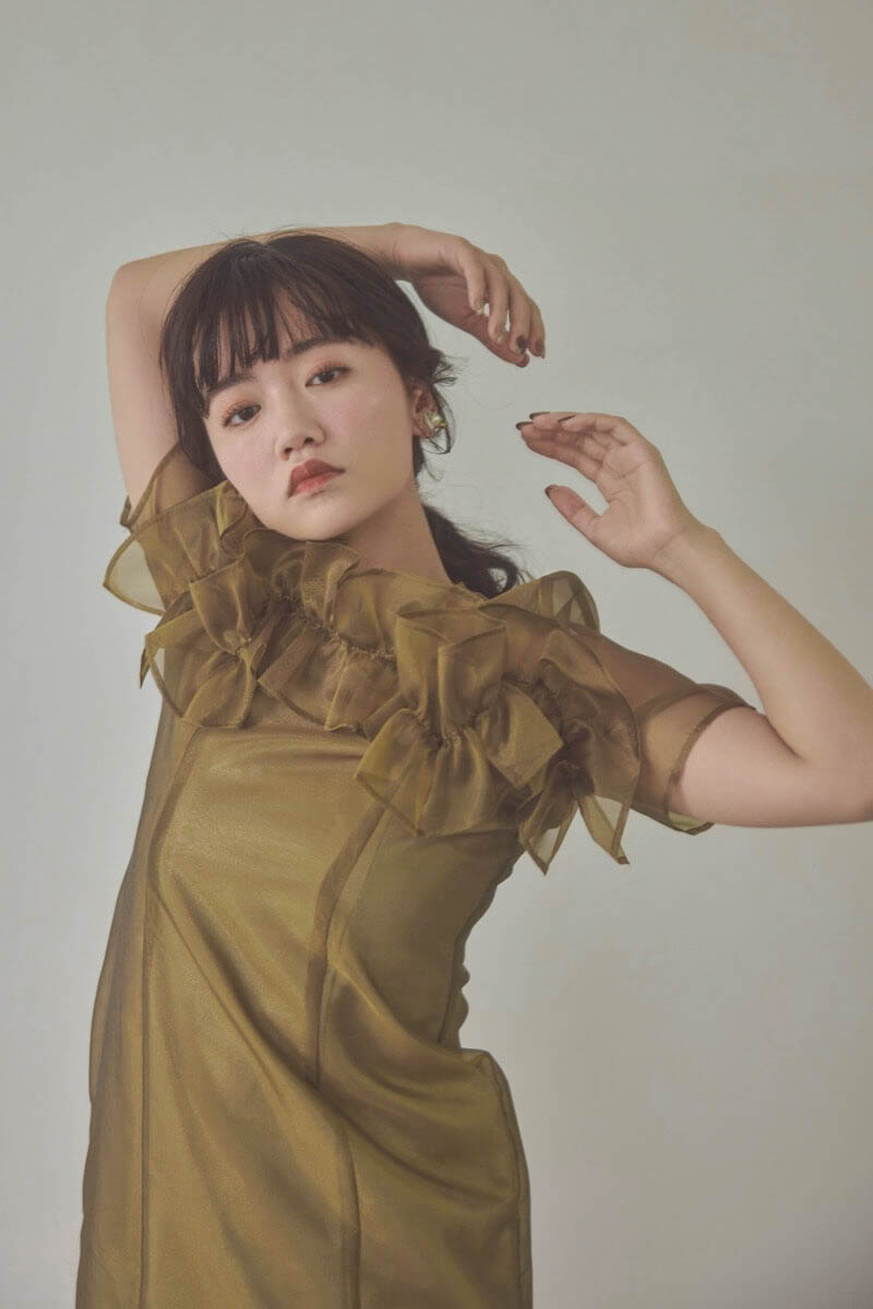 ゴールドのオーガンジーフラワーモチーフドレス