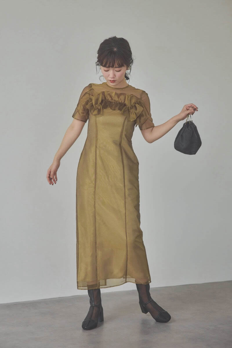 ゴールドのオーガンジーフラワーモチーフドレス