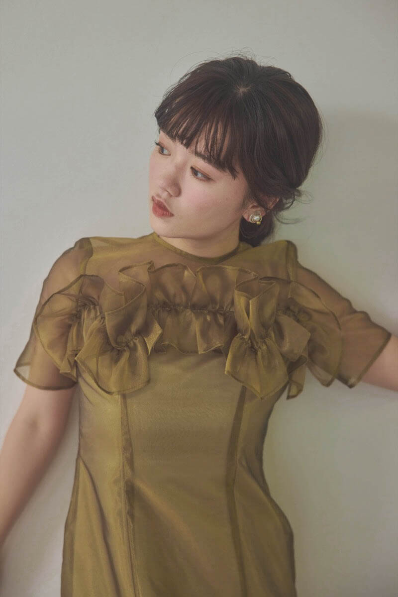 ゴールドのオーガンジーフラワーモチーフドレス