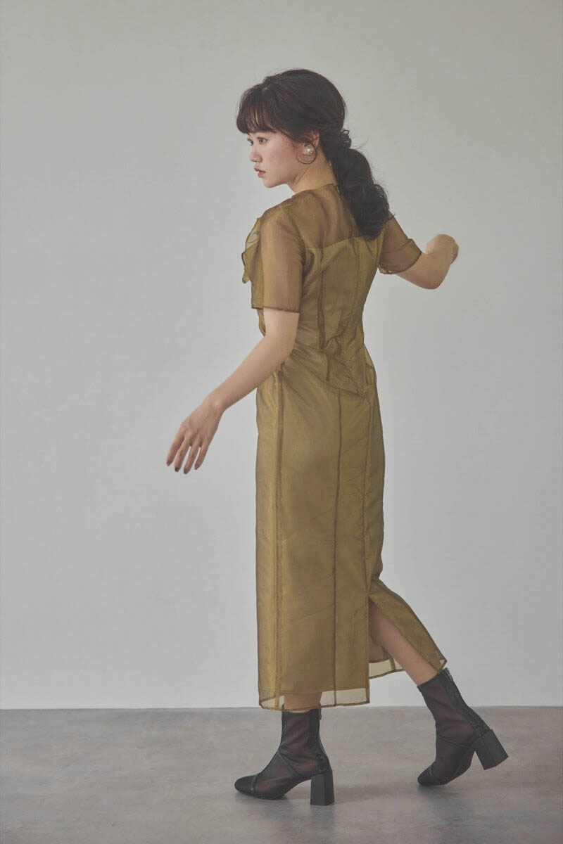 ゴールドのオーガンジーフラワーモチーフドレス