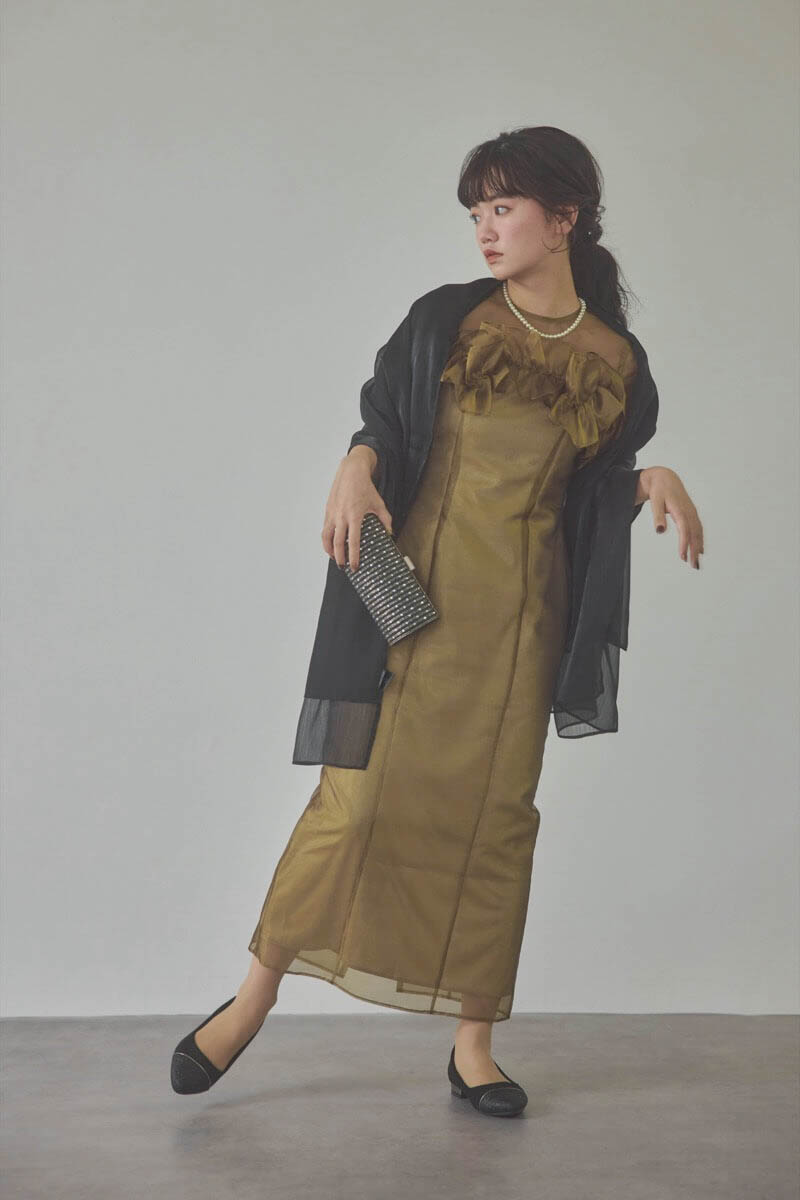 ゴールドのオーガンジーフラワーモチーフドレス