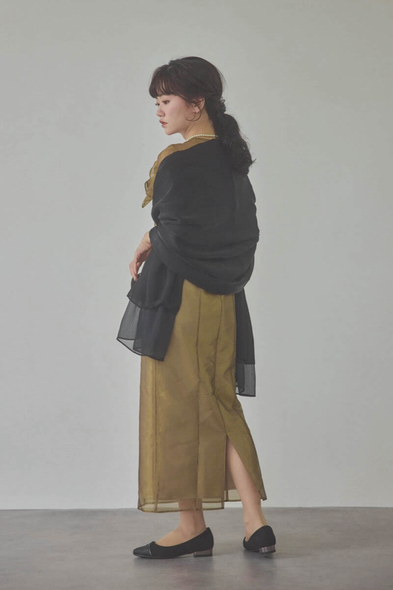 ゴールドのオーガンジーフラワーモチーフドレス