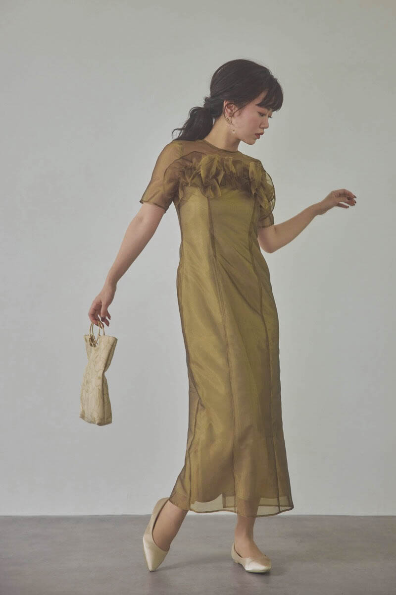 ゴールドのオーガンジーフラワーモチーフドレス