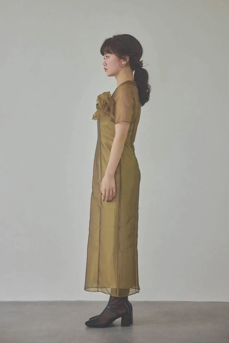 ゴールドのオーガンジーフラワーモチーフドレス