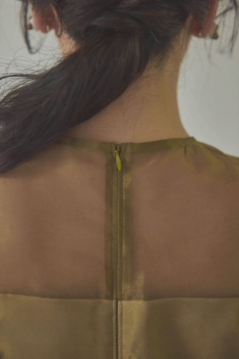 ゴールドのオーガンジーフラワーモチーフドレス