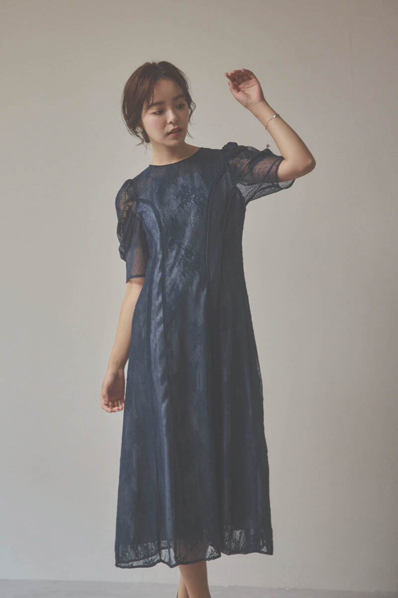 ネイビーの花柄×ドットレースドレス