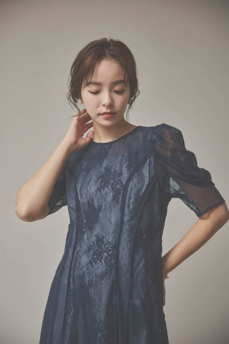 ネイビーの花柄×ドットレースドレス