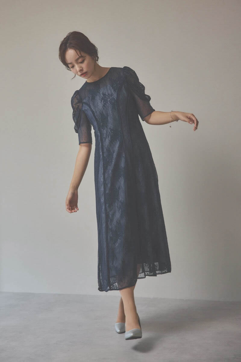 ネイビーの花柄×ドットレースドレス