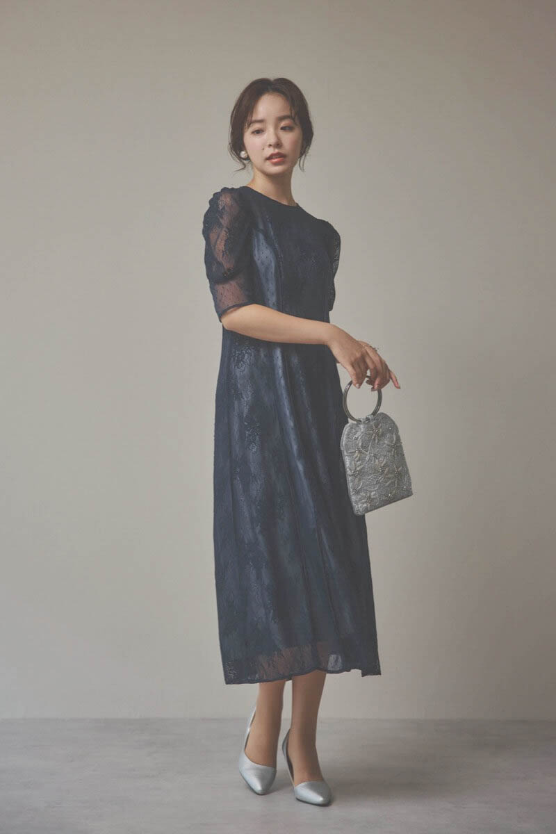 ネイビーの花柄×ドットレースドレス