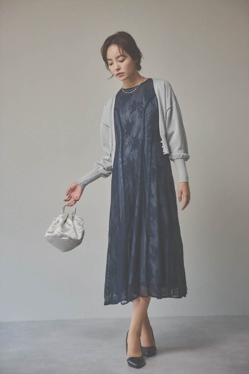 ネイビーの花柄×ドットレースドレス