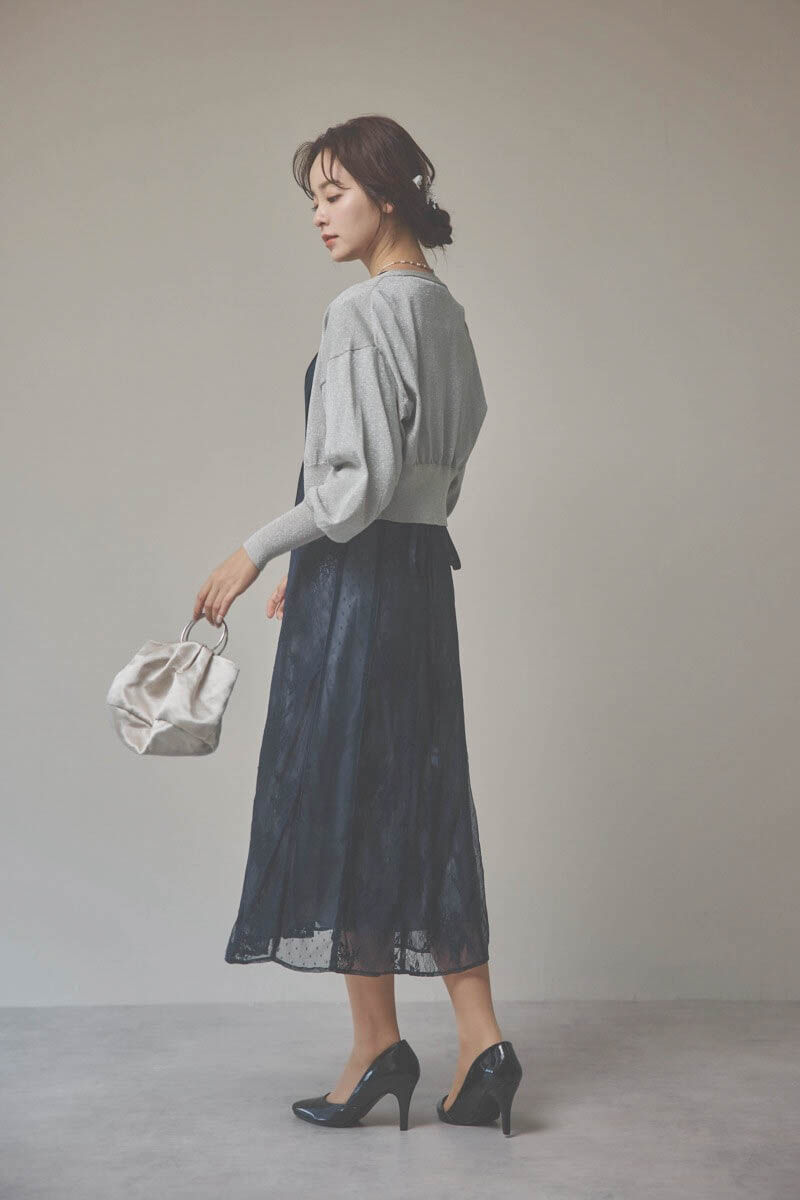 ネイビーの花柄×ドットレースドレス