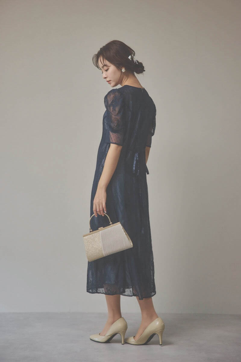 ネイビーの花柄×ドットレースドレス