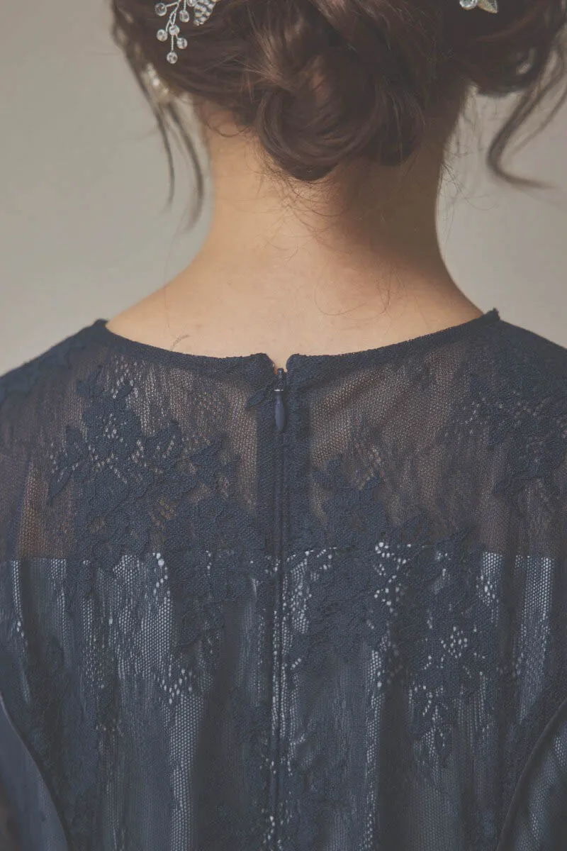 ネイビーの花柄×ドットレースドレス