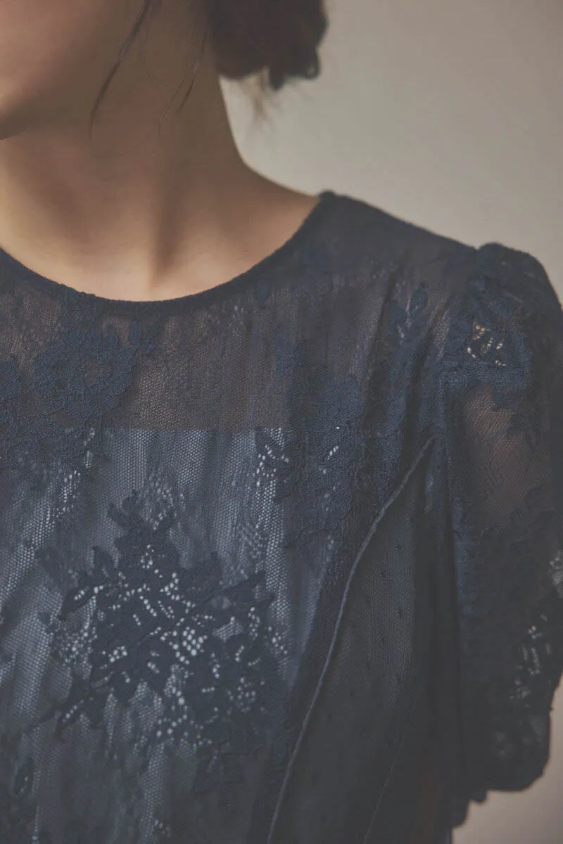 ネイビーの花柄×ドットレースドレス